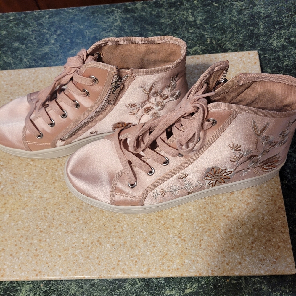 Pink satin floral Steve Madden Colette Fashion Sneakers. Sz 7.5